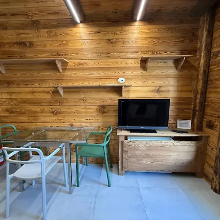 Tiny Charming Close To The Slopes Apartment *